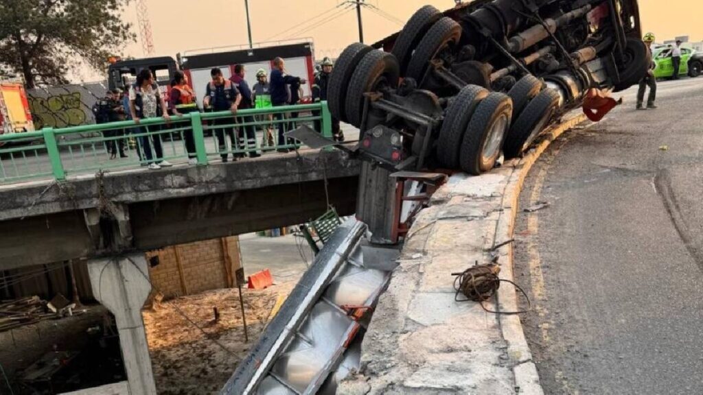 Tráiler volcado en Azcapotzalco