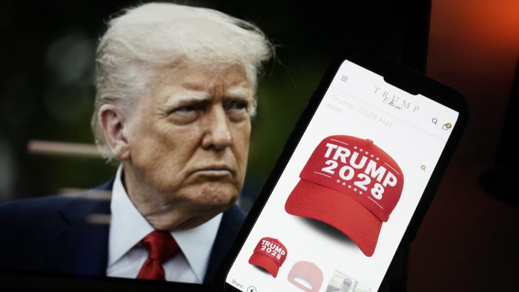 Donald Trump ya piensa en 2028: lanza gorra con su nuevo lema de campaña y revela intención de reelegirse por tercera vez.
