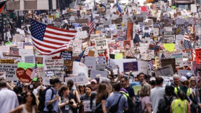 Miles protestan en varias ciudades de EE.UU. contra Trump y sus políticas