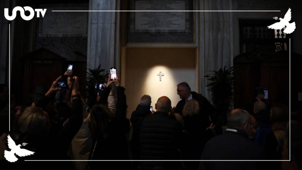 Fieles visitan la tumba del Papa Francisco en Roma, pública desde el domingo