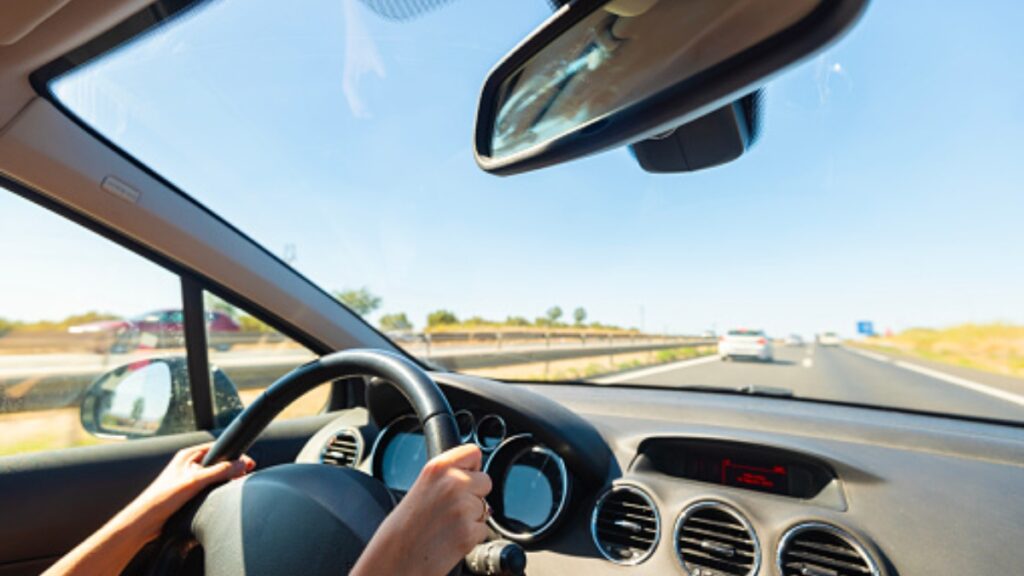 Conducir con las ventanas abiertas aumenta el consumo de gasolina. Descubre cómo ahorrar combustible en carretera de forma sencilla.