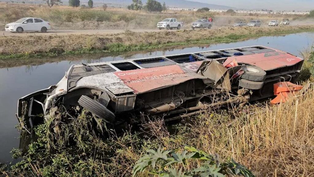 Vuelca autobús de transporte de personal en Tlajomulco, Jalisco; hay 6 heridos