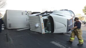 Vuelca tráiler de refrescos en La Pera; cierran autopista México-Cuernavaca