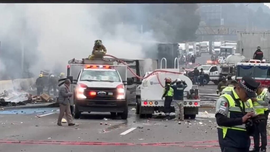 Fuerte accidente en la México-Toluca deja tractocamiones incendiados y caos vial