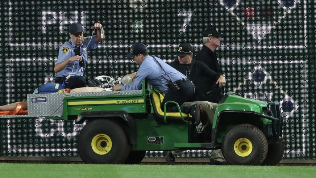 El aficionado que cayó en un partido de beisbol desde las gradas terminó gravemente herido