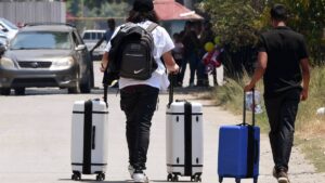 Sale de Texas primer vuelo de migrantes que se “autodeportaron”