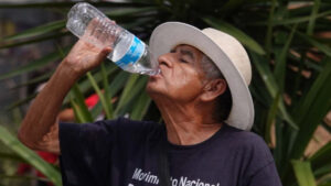 ¿Cuánta agua tomar debes tomar en una ola de calor para evitar deshidratación y otros riesgos?