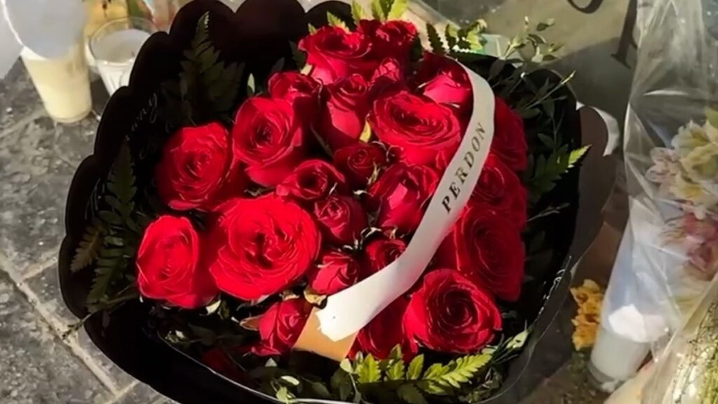 Aparece arreglo floral con un "perdón" afuera de la estética donde asesinaron a Valeria Márquez