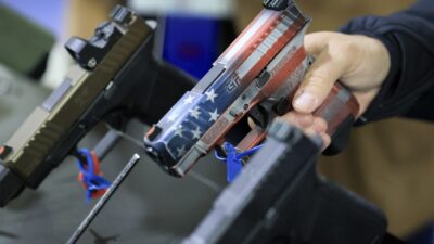 EE.UU. intercepta armas en la frontera y endurece penas tras declarar terroristas a cárteles como CJNG y Sinaloa.