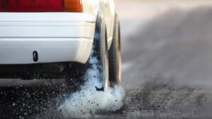 Sujeto arrolla intencionalmente a mujer en Coahuila; agresión quedó captada en fuerte video