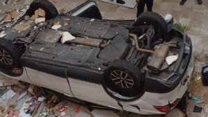 Auto cae dentro de plaza comercial en CDMX; reportan a conductora grave