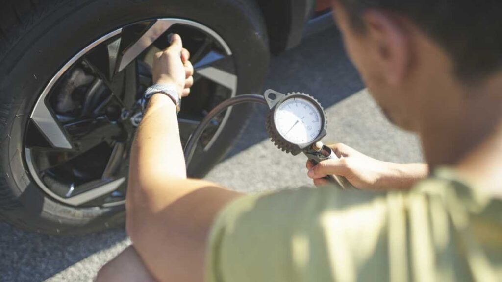 Revisa la presión de las llantas de tu auto por seguridad