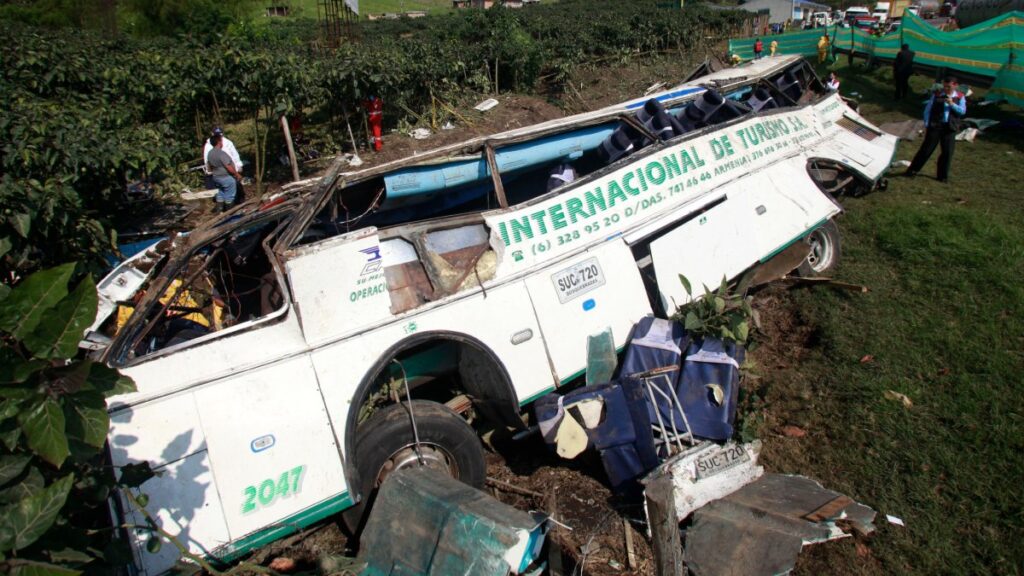 Autobús choca en Colombia. Reportan 10 universitarios muertos