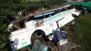 Mueren al menos 10 universitarios en choque de autobús en Colombia; esto se sabe