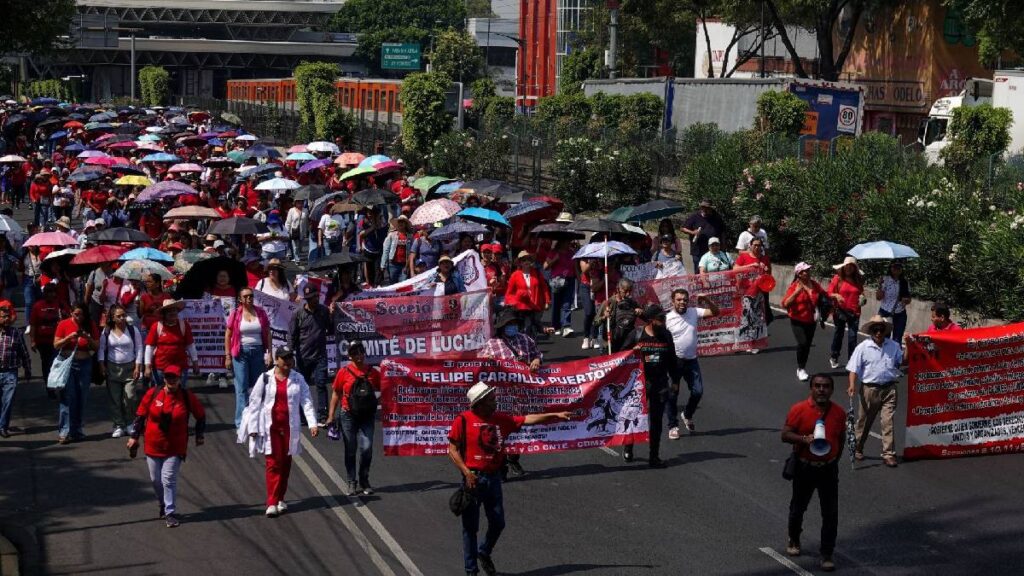 automovilista-se-enfrenta-a-maestros-de-la-cnte-en-calzada-san-antonio-abad