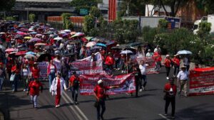 Automovilista se enfrenta a maestros de la CNTE en calzada San Antonio Abad