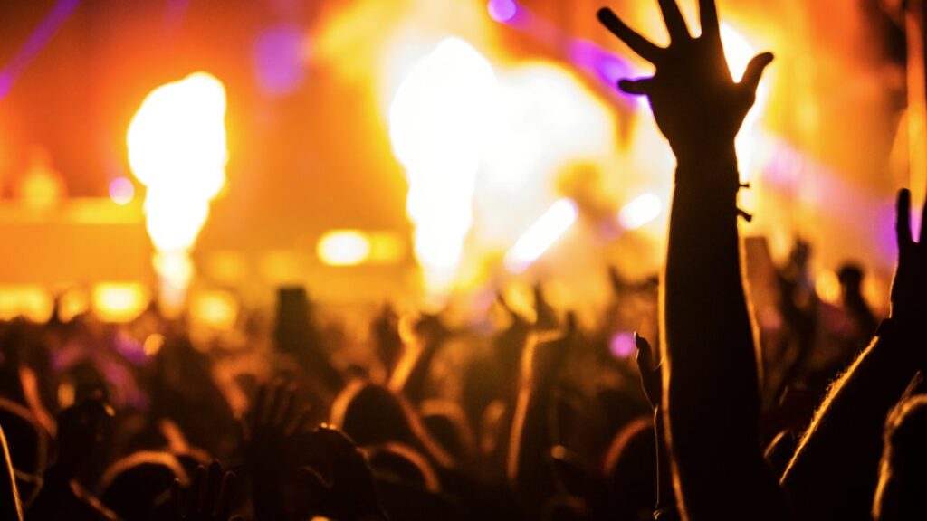 Fuego de lanzallamas quema a bailarina de Ilegales en concierto en Monterrey