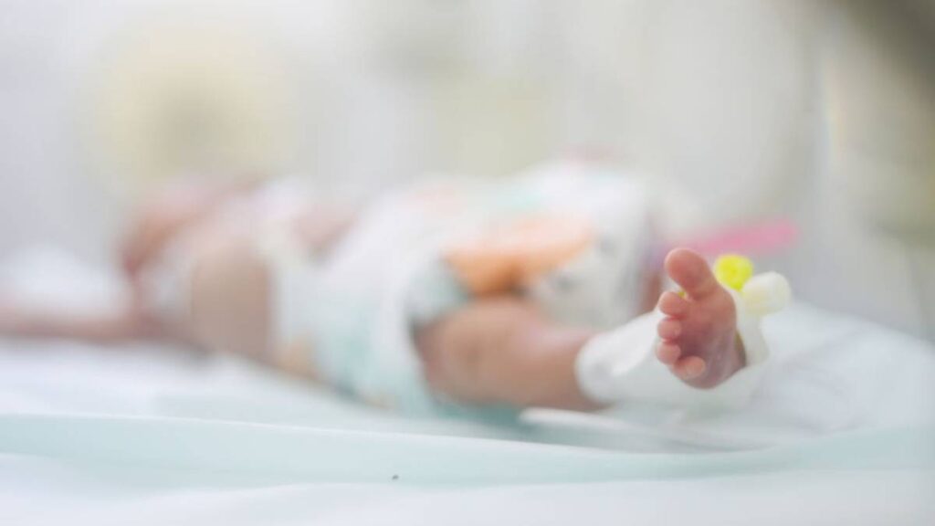 Bebé recién nacido abandonado estaba en una bolsa de plástico.