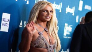Oops… Britney Spears pide disculpas por fumar en un avión