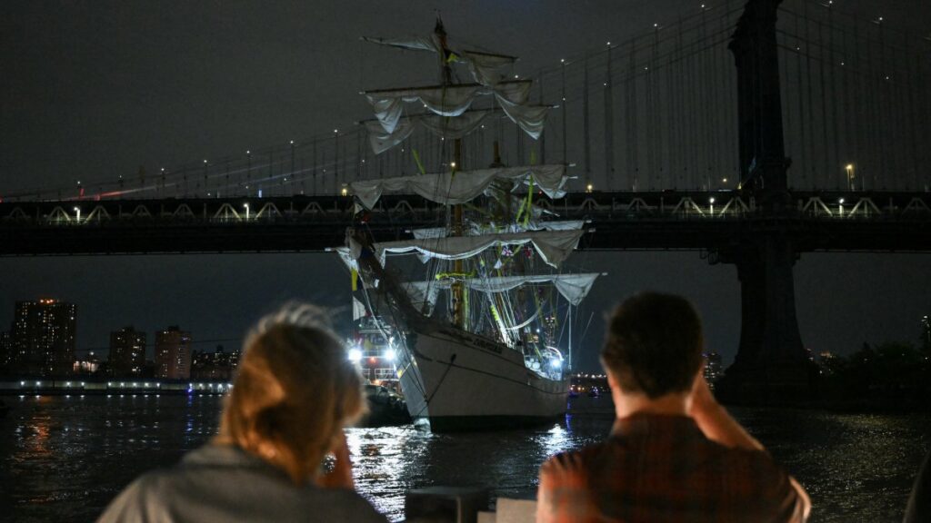 Momento exacto del choque del Buque Cuauhtémoc con el puente de Brooklyn en NY