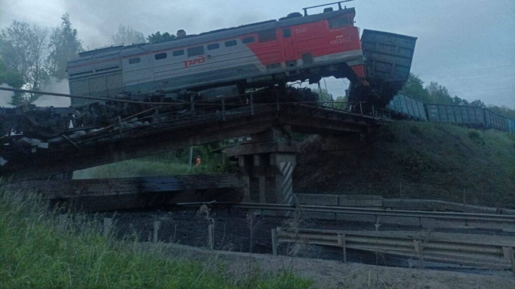 Caída de dos puentes y descarrilamiento de trenes deja al menos 7 muertos y 66 heridos en Rusia