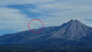 ¿Qué crees que sea? Captan extrañas luces saliendo del Volcán de Colima