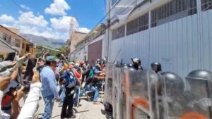 Docentes de la CETEG se enfrentan a la Guardia Nacional en su intento por vandalizar las oficinas del INE en Chilpancingo