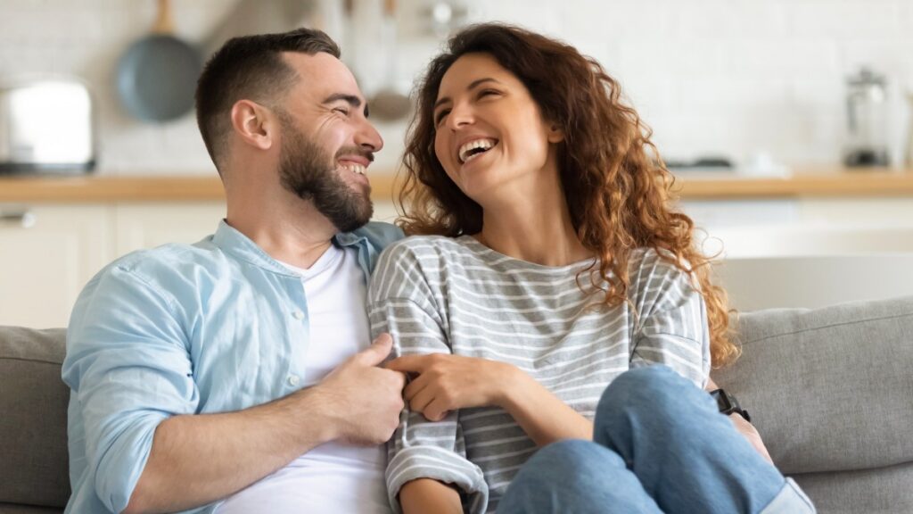 Estudio revela que el humor es señal de interés sexual: ellas prefieren hombres que las hagan reír.