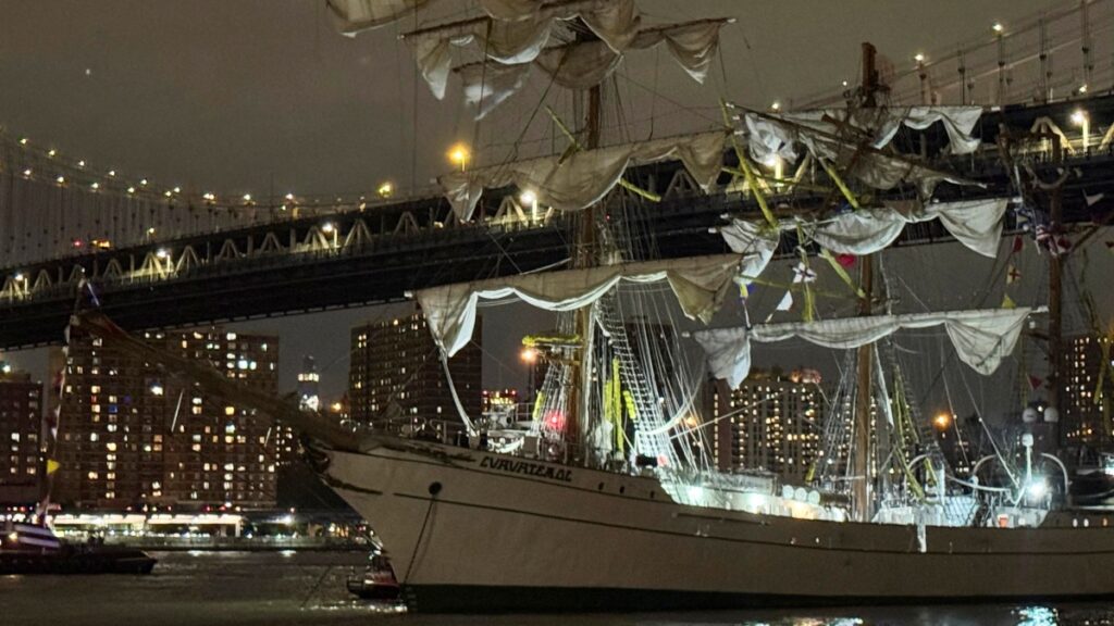 Choque de velero Cuauhtémoc dejó 22 heridos en NY; descartan daños al Puente de Brooklyn