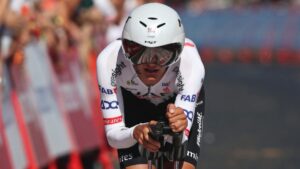 Isaac del Toro sube al podio en la etapa 7 del Giro de Italia 2025 y escala al tercer lugar general