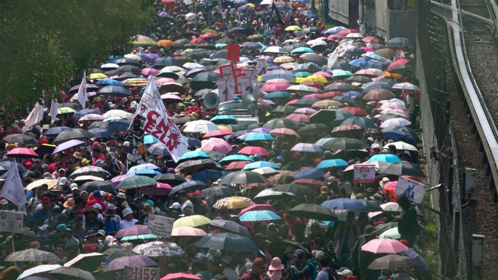 6 mil maestros de la CNTE llegan al AICM; policía blinda instalaciones