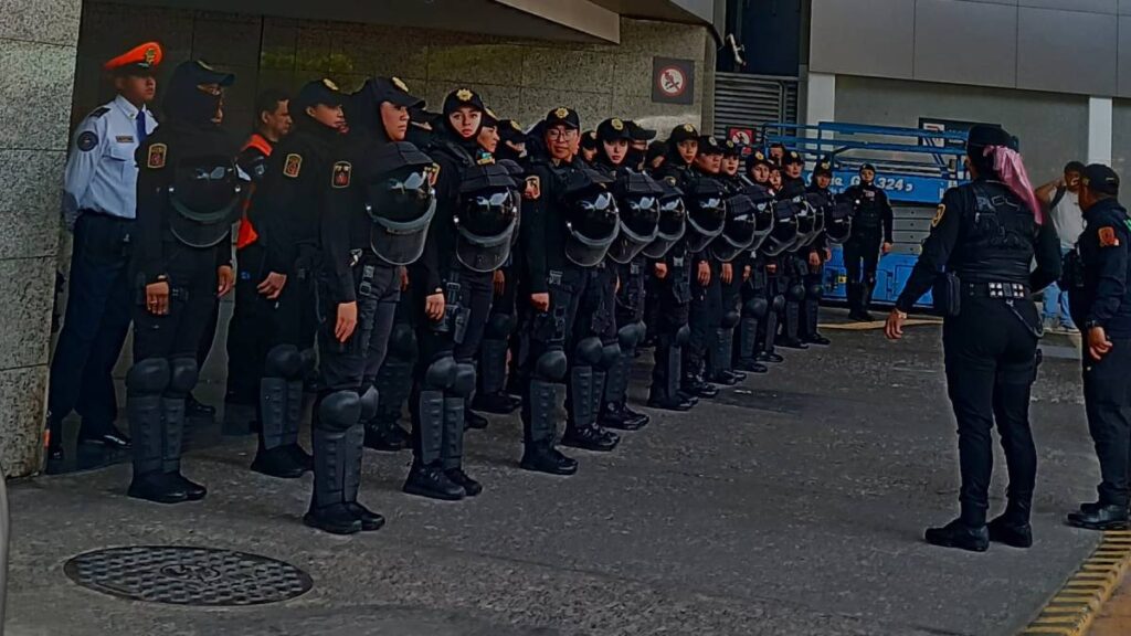 Grupo Relámpago de la SSC CDMX en AICM por manifestación de CNTE.