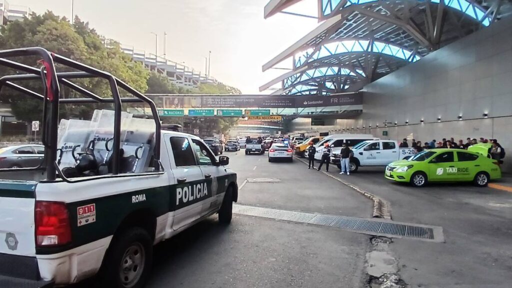 Autoridades resguardan inmediaciones de la Terminal 1.