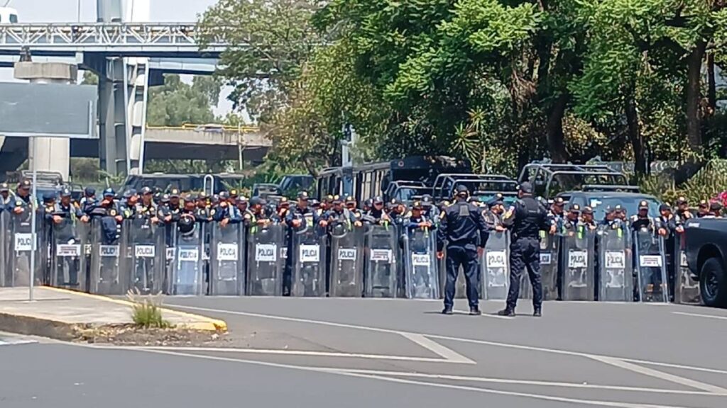 Elementos de seguridad resguardan inmediaciones del AICM.