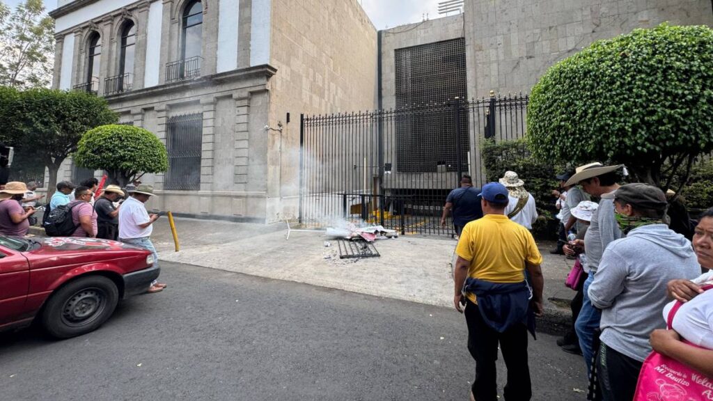 CNTE frente a la Secretaría de Gobernación
