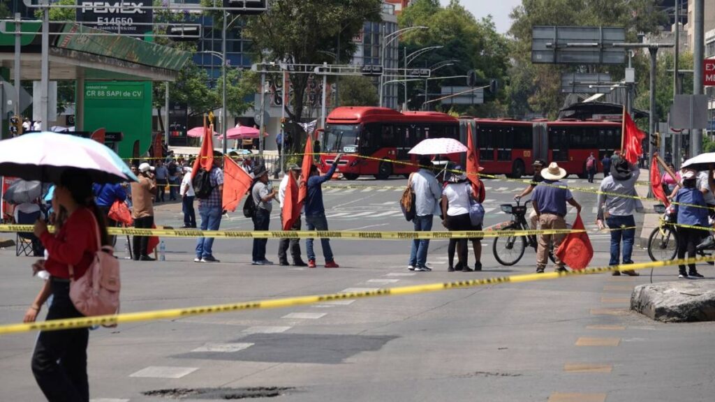 Integrantes de la CNTE se manifiestan en Reforma.