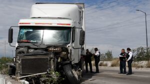 Colapso en la México-Cuernavaca por fuerte choque de tráileres; ve imágenes