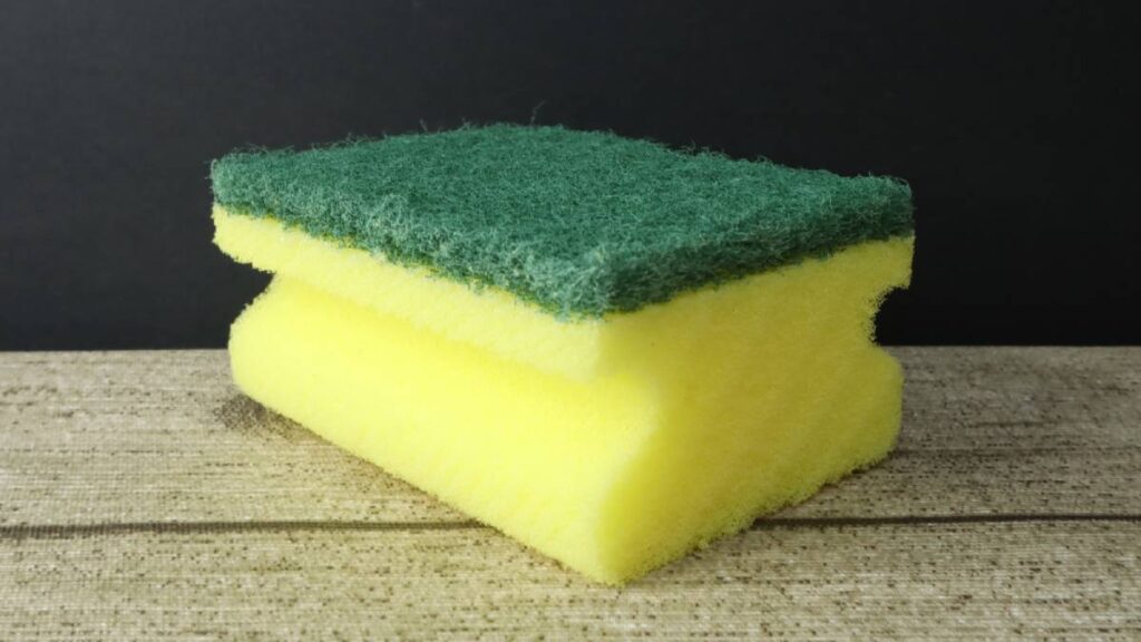 ¿Qué significan los colores de estropajos que venden en supermercados? Evita este error en casa