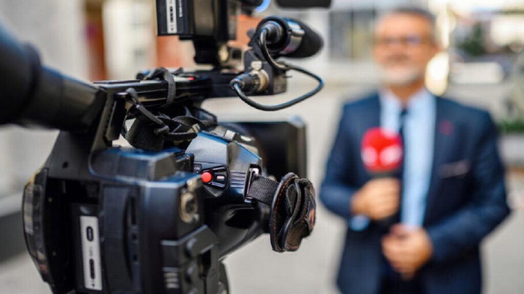 comentarista-se-desmaya-durante-noticiero-en-vivo-en-ee-uu