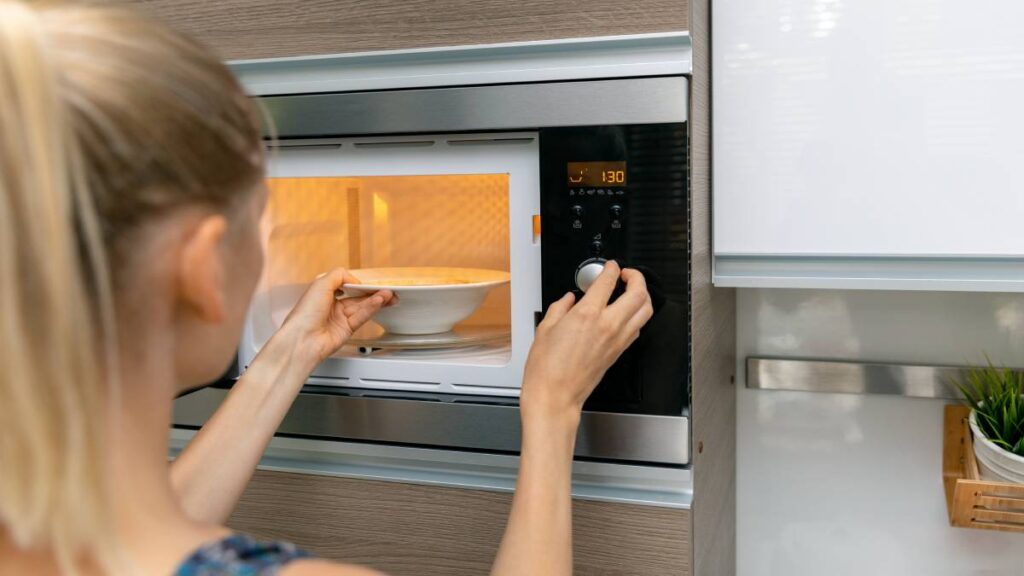 Estas son tres comidas que nunca se deben calentar en microondas