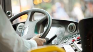 Sorprenden a chofer de Transporte Violeta viendo pornografía en Baja California