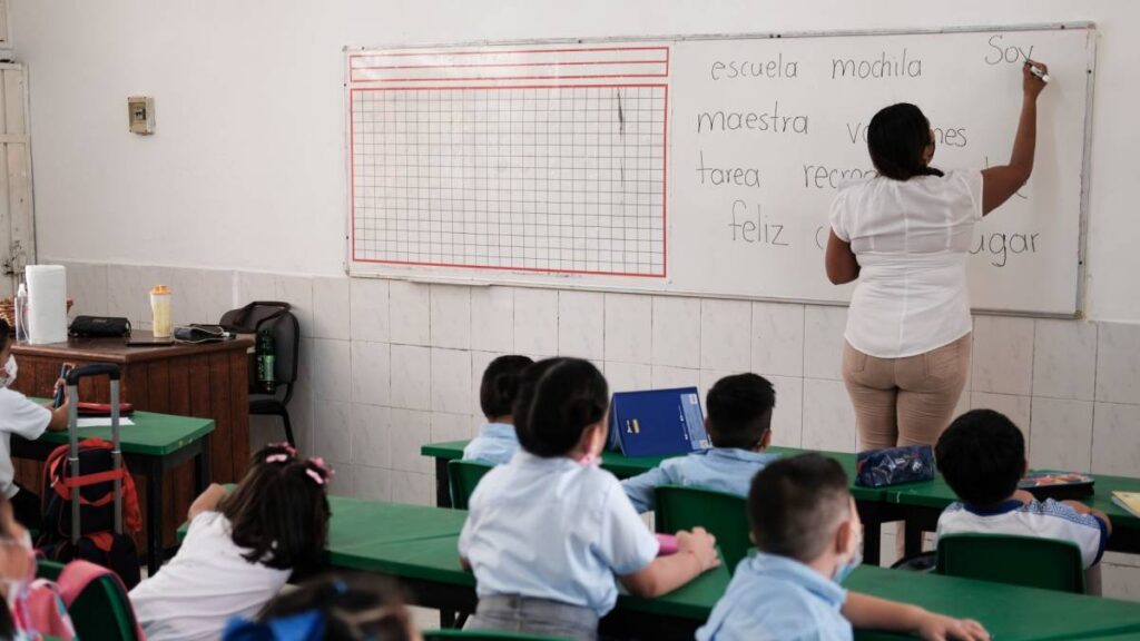 Maestra en salón de clases
