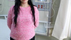 ¿Quién es September Vélez, mujer que acusa a su exesposo de intento de feminicidio?