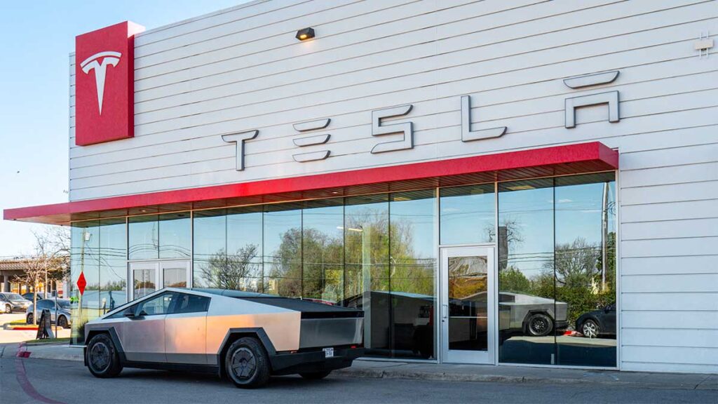 En el tianguis de la 100 vieron una cybertruck.