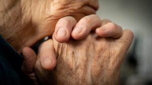 Abuelita denuncia tercer despojo en Ecatepec; acusan al grupo “Los 300”