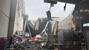 Techo de nave industrial colapsa en Santa Catarina, NL; graban momento
