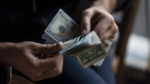 Con impuesto a remesas, costo por envío a México podría casi triplicarse: Contadores Públicos