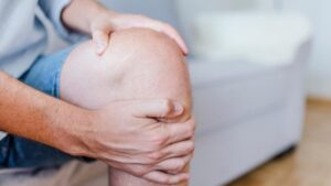 ¿Dolor de rodilla? Expertos descubren que se puede aliviar a través del oído, ve cómo
