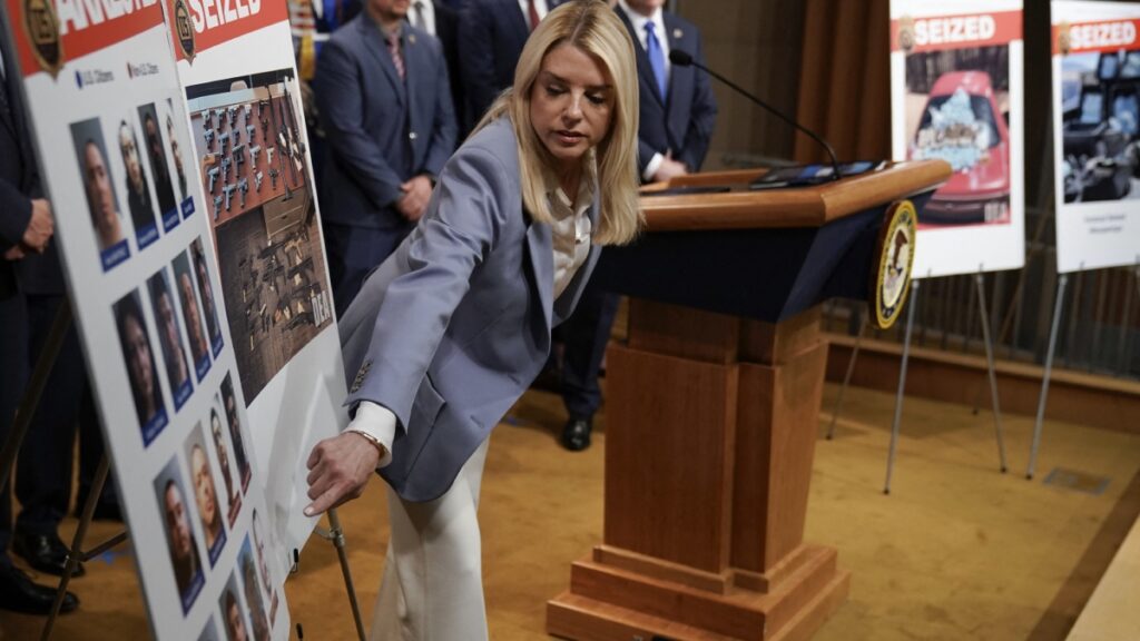 La fiscal general de Estados Unidos, Pam Bondi, anunció que se realizó una de las mayores incautaciones de fentanilo en la historia del país.