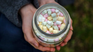 Droga y roba: mujer usa dulces con somníferos para asaltar a adultos mayores
